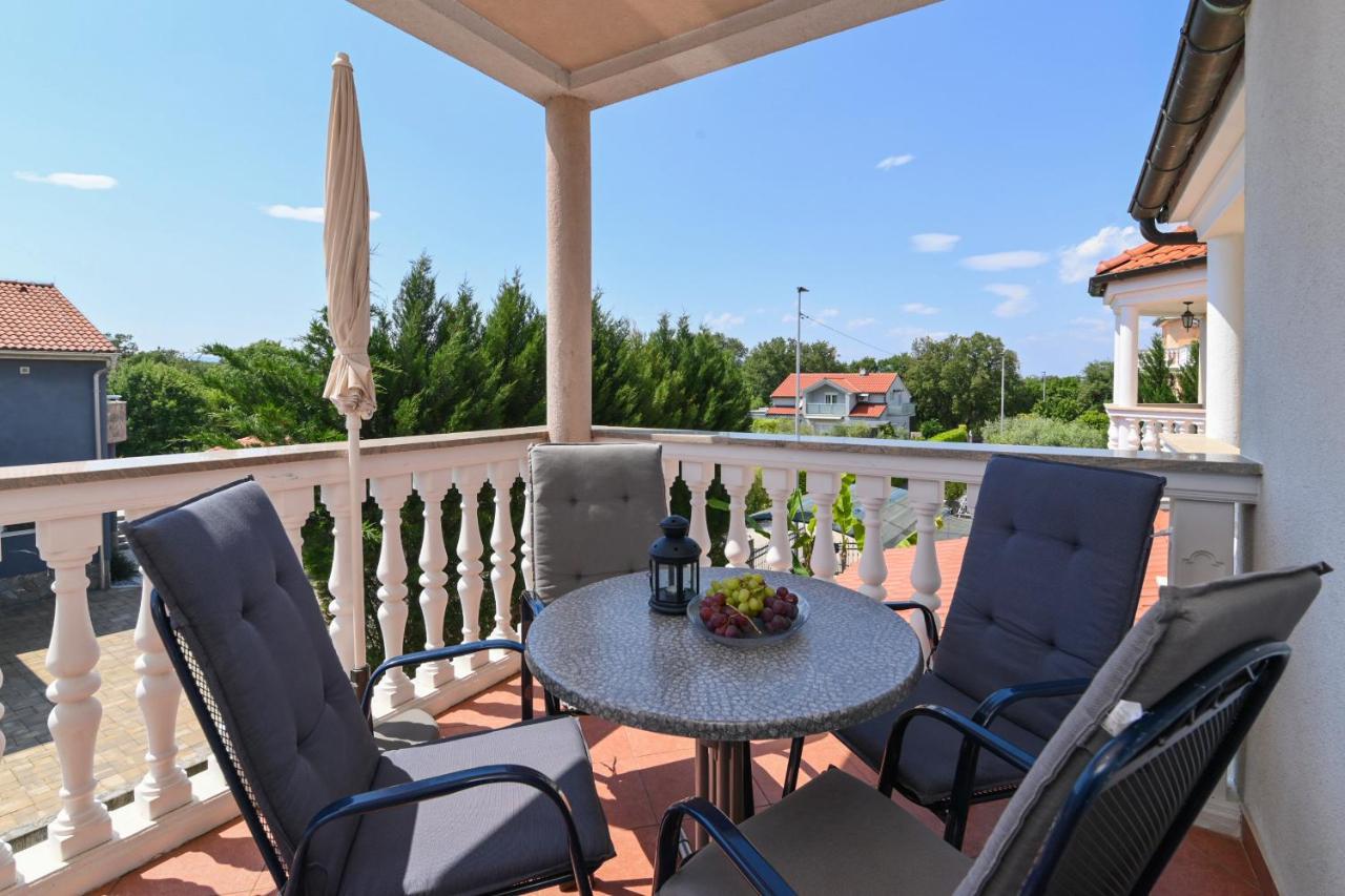 Apartments Basic Sveti Anton 88 Malinska Bagian luar foto