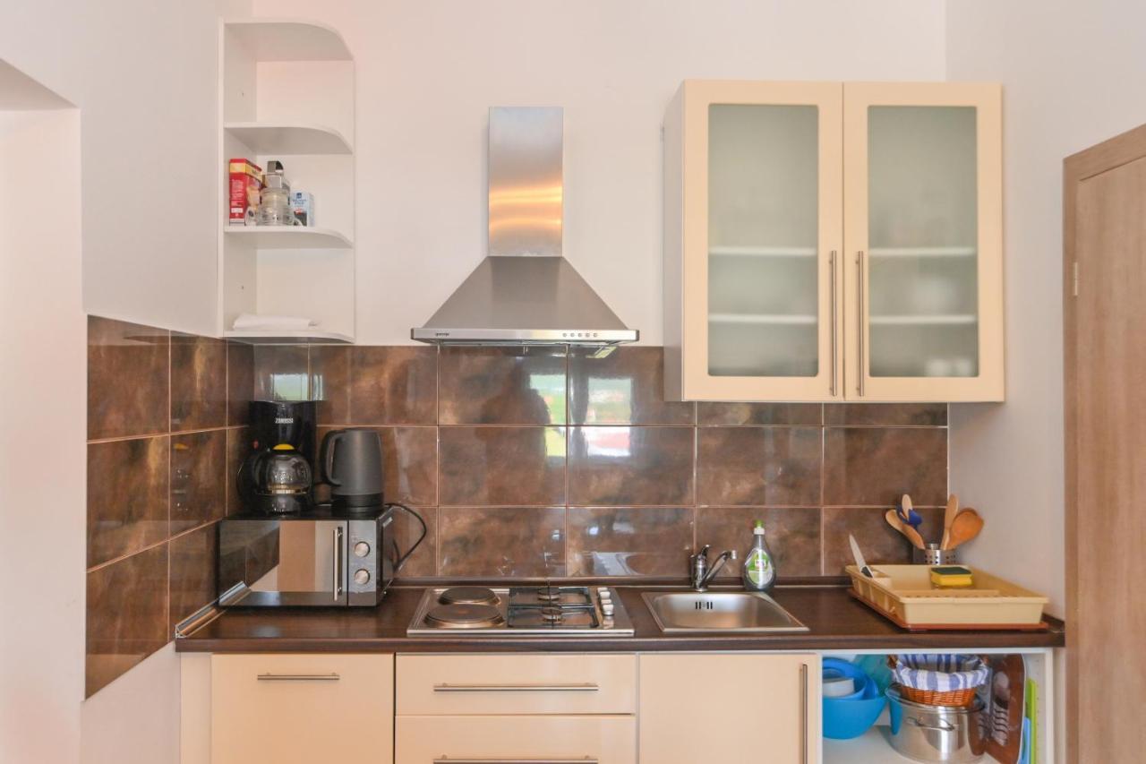 Apartments Basic Sveti Anton 88 Malinska Bagian luar foto