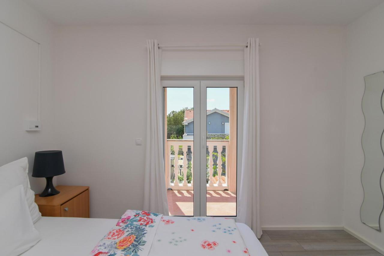 Apartments Basic Sveti Anton 88 Malinska Bagian luar foto