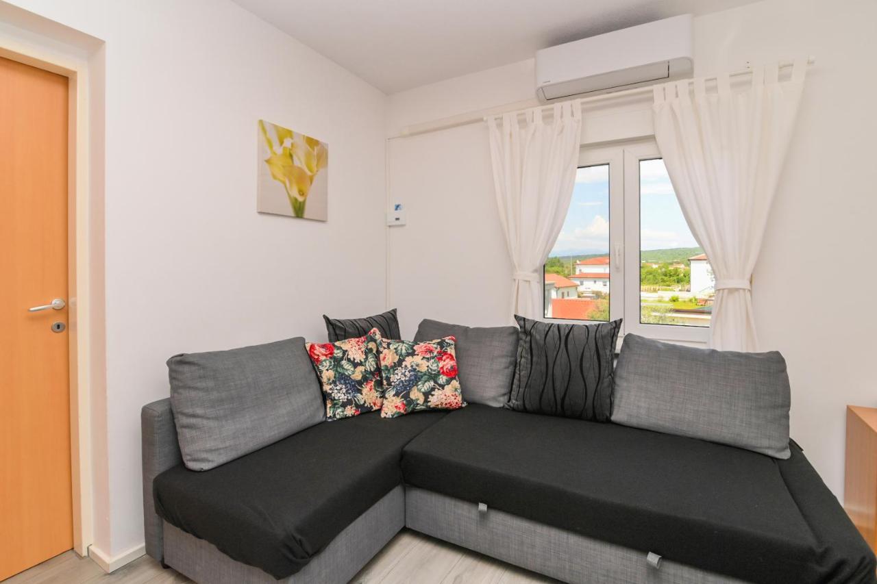 Apartments Basic Sveti Anton 88 Malinska Bagian luar foto